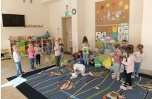 dzieci segreguja odpady