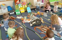 dzieci sluchaja opowiadania o Jasiu i Oli