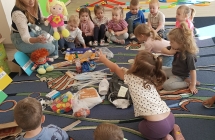 dzieci popmagaja segregowac odpady