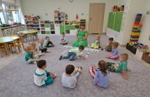 Sowki segreguja odpady na podstawie ilustracji