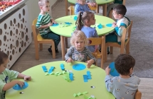 Sowki wykonuja prace plastyczna dot. dbania o planete