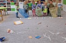 Sowki przygotowuja sie do porzadkowania sali