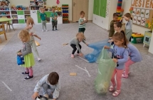 Sowki porzadkuja sale ze smieci