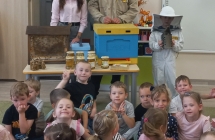 Dziecko w stroju pszczelarza.