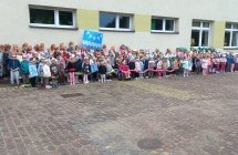 Pan wojt sklada zyczenia przedszkolakom.