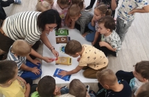 dzieci wykonuja plakat z okazji akcji sprzatania swiata