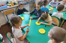 Dzieci z gr IX wykonuja emotki.