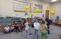 Dzieci z gr. IX podczas zabawy z balonami. (2)