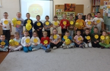 Zdjecie grupowe dzieci z gr. IX z emotkami.