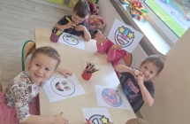 Dzieci wykonuja prace plastyczna.