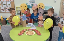 Chlopcy w fotoramce z okazji Dnia usmiechu - SOWKI