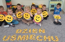 Dzien Usmiechu w grupie SOWKI - prezentacja pracy plastycznej