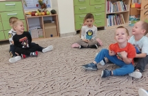 1. Dzieci bawia sie w maszyne do rozbawiania.