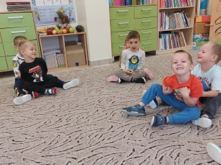 1. Dzieci bawia sie w maszyne do rozbawiania.