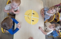 dzieci ukladaja wesole minki