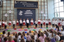 Szesciolatki z gr IX spiewaja posenke.