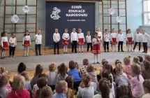 Dziewczynka sklada zyczenia.