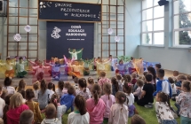 Szesciolatki podczas ukladu tanecnego z kolorowymi chustkami.