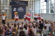 Szesciolatki z gr. IX podczas  ukladu z kolorowymi listkami.