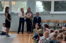 Przedstawicielki Rady Rodzicow podczas skladania zyczen.