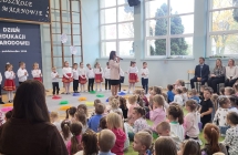 Pani dyrektor wita gosci.