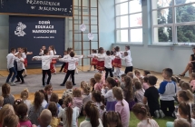 Dzieci tancza w parach.