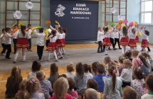 Dzieci tancza w kolach z listkami.