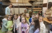 przedszkolaki z wizyta w cukierni