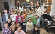 Zdjecie grupowe - dzieci i panie fryzjerki.