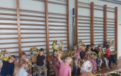 4. Dzieci pokazuja samodzielnie wykonane wianki wielkanocne.
