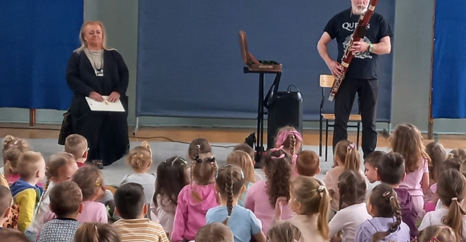 Muzyk gra na fagocie.