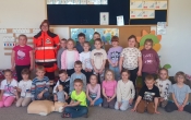 Zdjecie grupowe z pania ratownik
