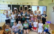 zdjecie zbiorowe dzieci , prowadzacej i przygotowanych ozdob kubkow