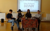 lektorzy w tle grafika ksiazki 
